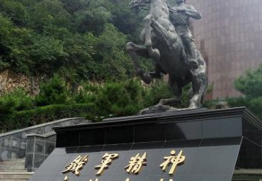 草坪红军人物铜雕