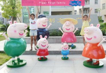 小区玻璃钢小猪佩奇卡通雕塑