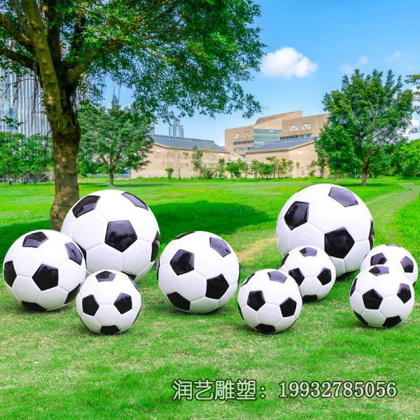 医院玻璃钢足球景观雕塑 医院玻璃钢足球景观雕塑