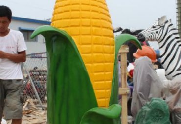 草坪玻璃钢玉米景观雕塑