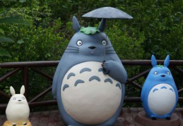广场玻璃钢龙猫雕塑