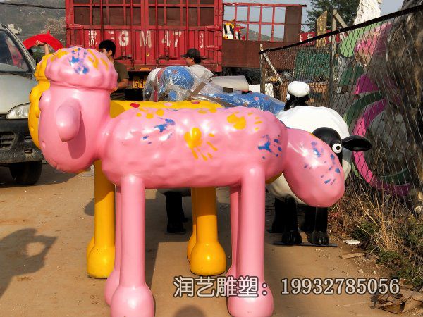 学校玻璃钢小羊肖恩卡通雕塑 学校玻璃钢小羊肖恩卡通雕塑