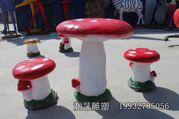 商场玻璃钢桌凳景观雕塑 商场玻璃钢桌凳景观雕塑