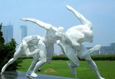 景区不锈钢滑冰人物雕塑