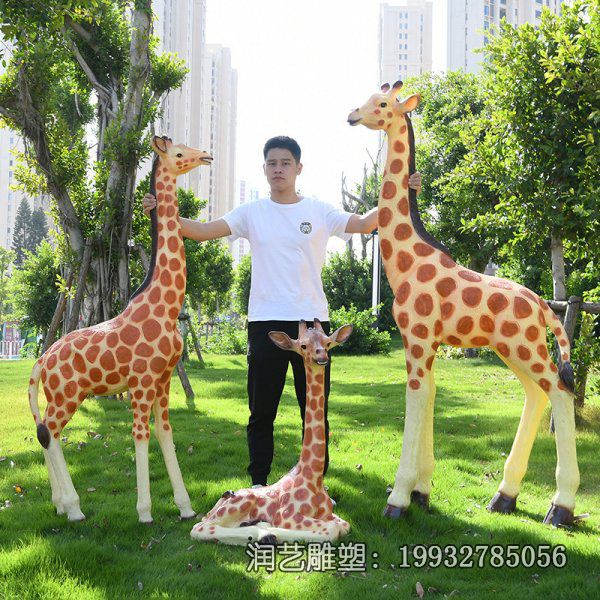 草坪玻璃钢长颈鹿雕塑 草坪玻璃钢长颈鹿雕塑