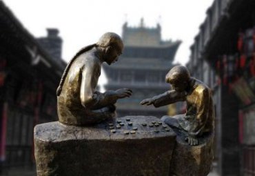 广场下棋人物铜雕