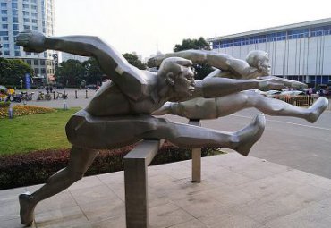 游乐场不锈钢跨栏人物雕塑