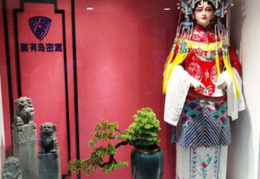商场玻璃钢唱戏人物雕塑