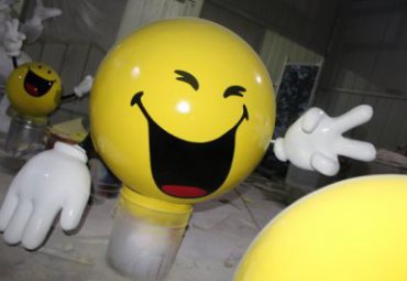 医院玻璃钢笑脸景观雕塑