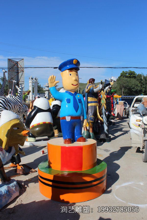 城市玻璃钢警察卡通雕塑 城市玻璃钢警察卡通雕塑