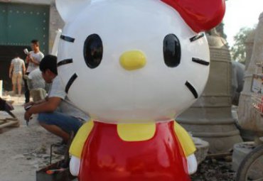 草坪玻璃钢kt猫雕塑