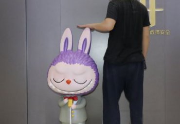 草坪玻璃钢卡通雕塑