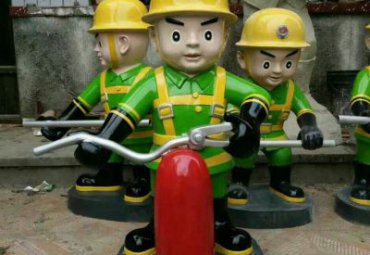 商业街玻璃钢消防员卡通雕塑