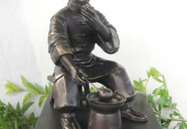 草坪中医人物铜雕