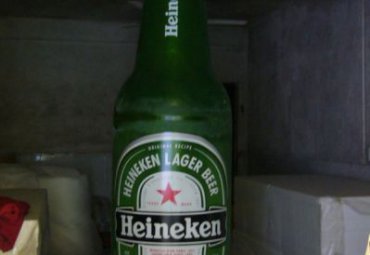 校园玻璃钢酒瓶雕塑