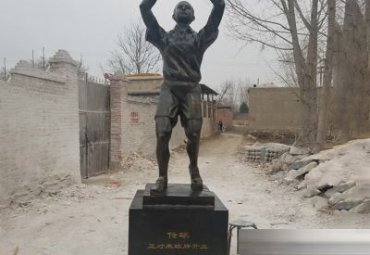 游乐场运动人物铜雕