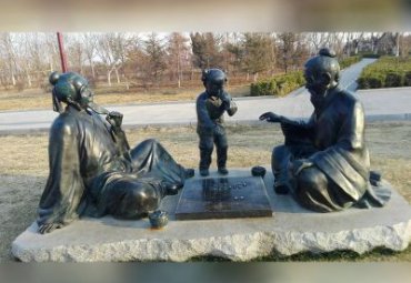 街道下棋人物铜雕
