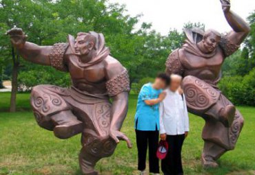 庭院少数民族铜雕人物