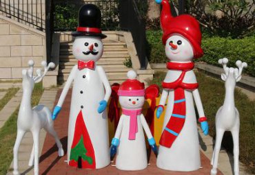 商业街玻璃钢雪人雕塑