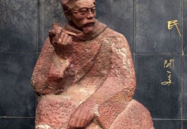 闻一多人物广场石雕