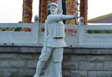 游乐场人物董存瑞石雕
