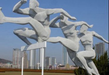 校园不锈钢跨栏雕塑