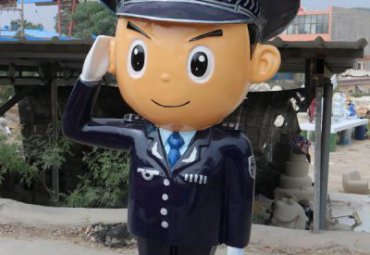 草坪玻璃钢警察雕塑