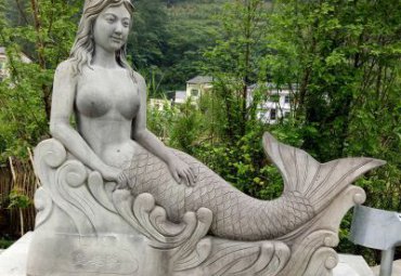 街道人物美人鱼石雕