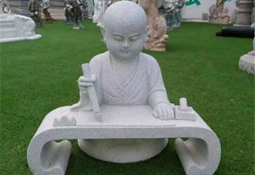 小区人物小和尚石雕