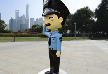 企业玻璃钢警察卡通雕塑