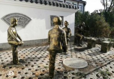 广场下棋人物铜雕
