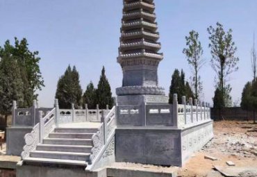 草坪塔景观石雕