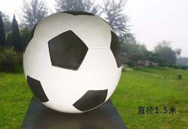 景区玻璃钢足球景观雕塑