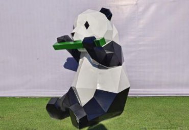 步行街不锈钢熊猫雕塑