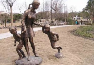 步行街一家人铜雕